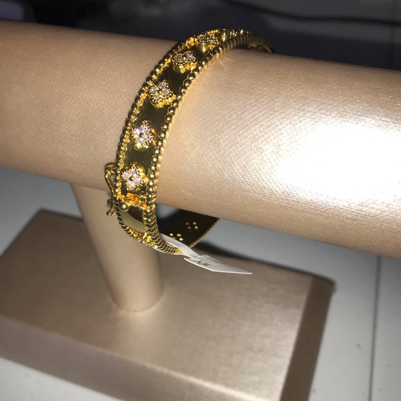 Gold Clover Bracelet - Picture 6 of 14